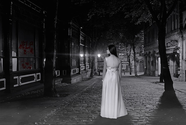 Thriller paratattico: giovane donna a Montmartre