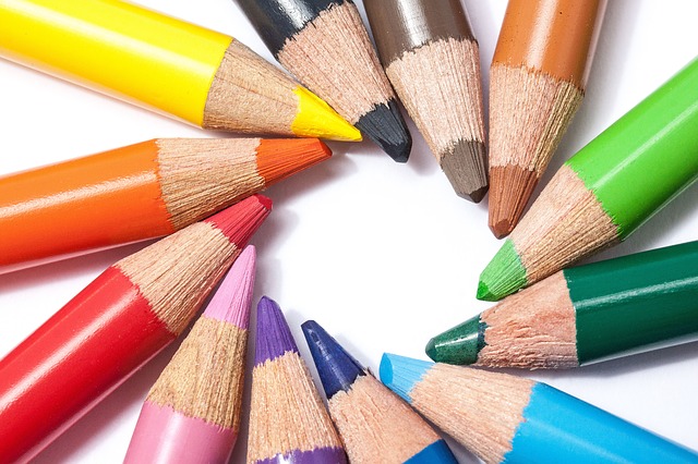Settembre, matite colorate per la scuola